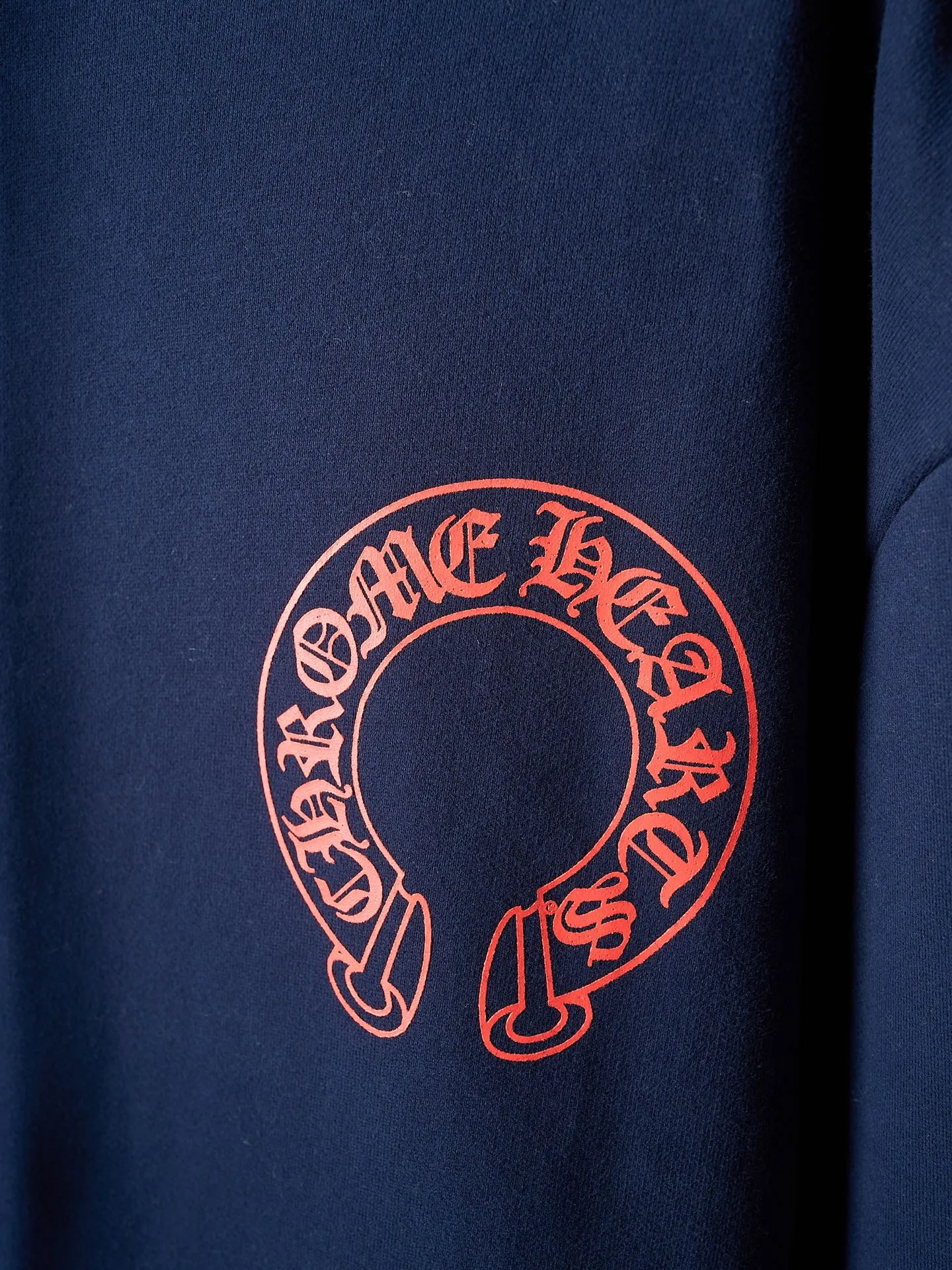 P420 Physical auction】Chrome Hearts/Chrome Heart red horseshoe print hooded sweatshirt [Ready stock] S M L A rebellious ceremony about wearing and performing. Adopt glue printing. The printing has been modified three times by the film screen. Use glue liquid paint to print the pattern on the fabric. Bake the fabric to fix the printed pattern. The fabrics have been washed and have a better hand feel. Not easy to deform, not easy to shrink, not easy to fade. Maintain long-term beauty and loose fit.